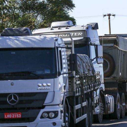Após reajuste, associação dos caminhoneiros ameaça greve
