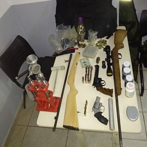 PM localiza explosivos, dinamite, pólvora e armas em apartamento de Chapecó