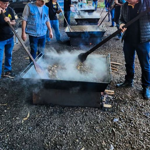 Tradicional Risoto no Tacho do Jeep Clube São Miguel serve 700 jantas