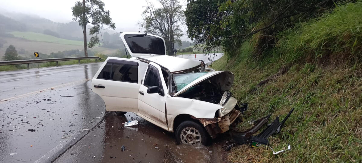 Colisão entre carro e carreta deixa jovem ferido na SC-160 em Saltinho