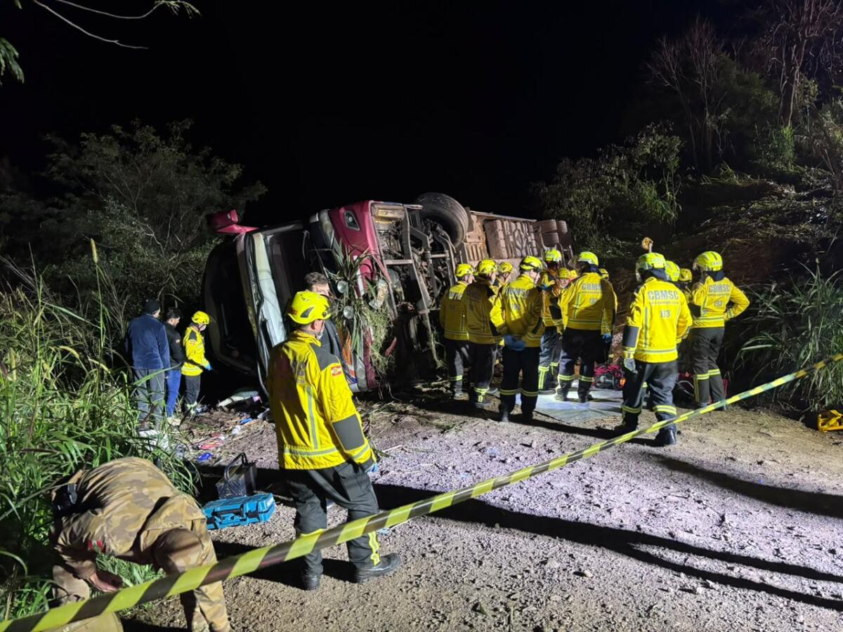 Ônibus sai da pista, cai em ribanceira e deixa três mortos na SC-492