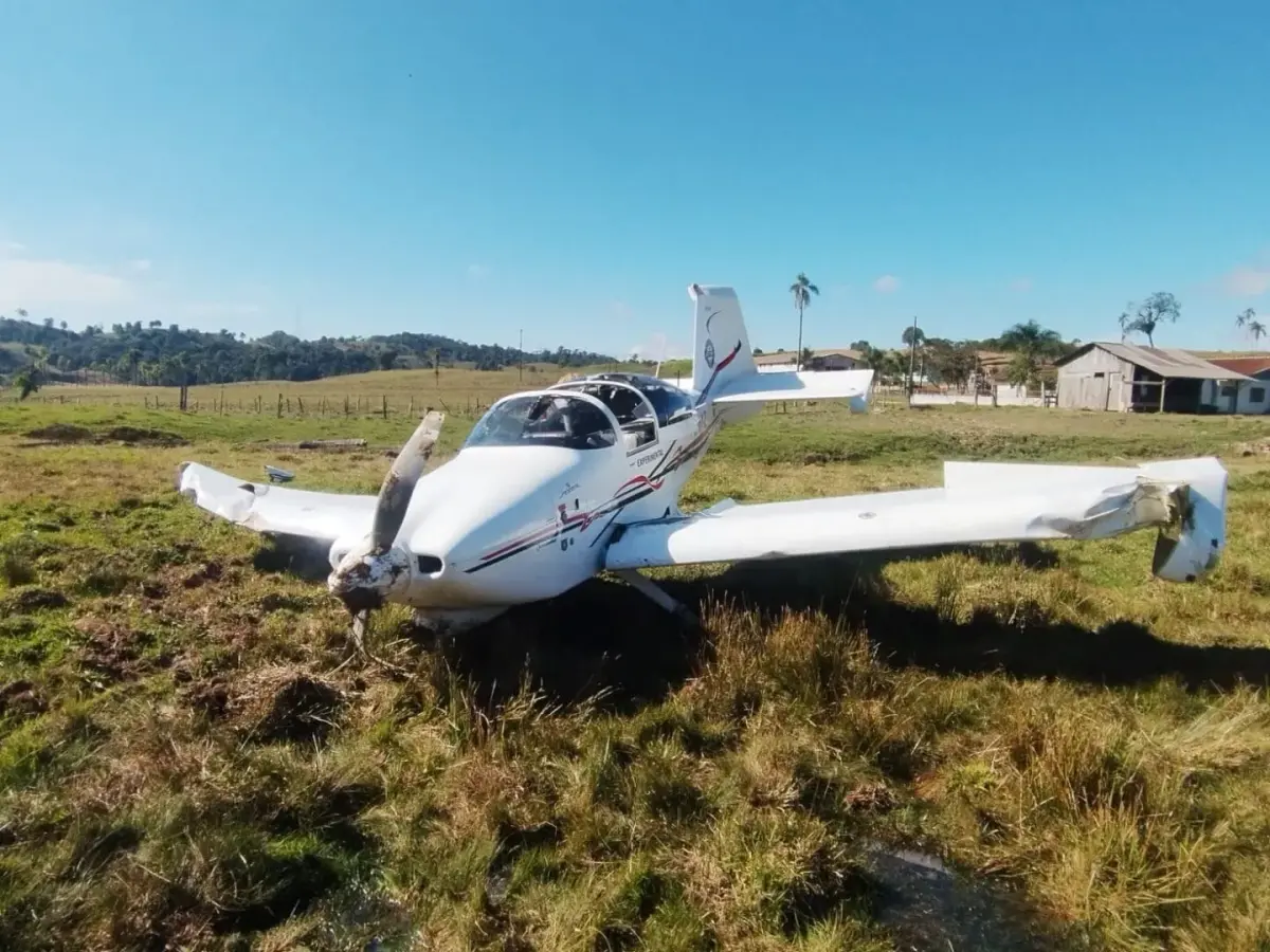Avião faz pouso de emergência no meio do mato em SC