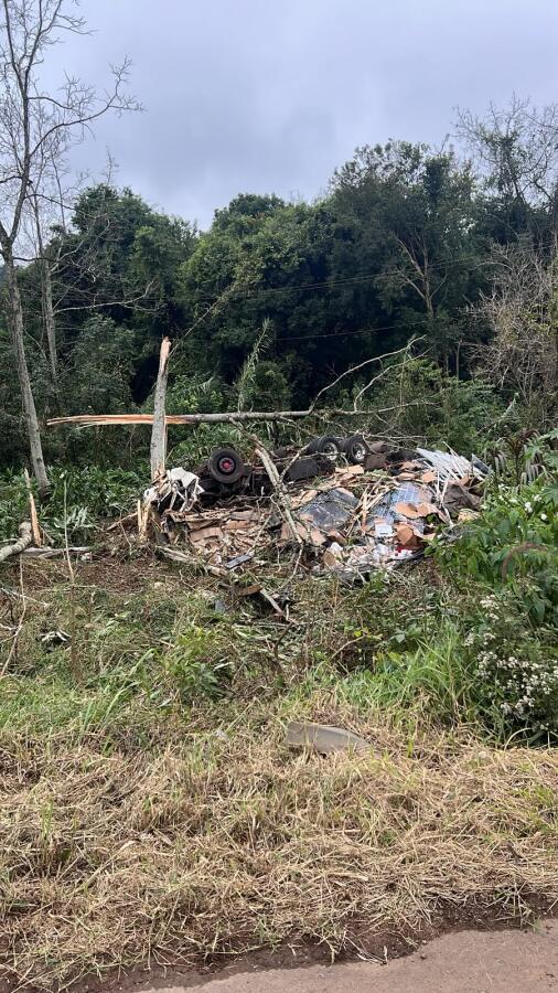 Caminhão atinge postes, tomba e motorista é encontrado morto em Seara