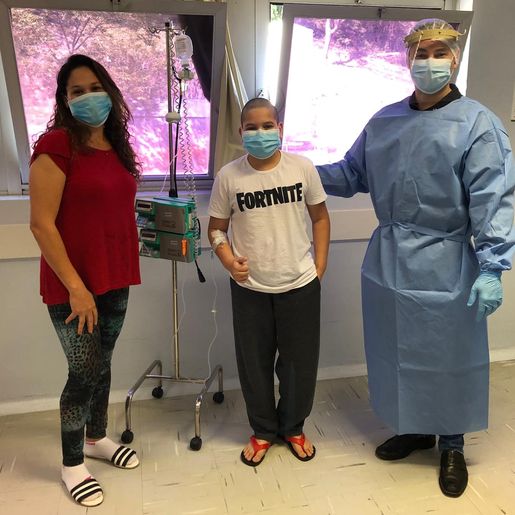 VÍDEO: Após ficar na UTI devido a COVID, adolescente de 10 anos recebe alta