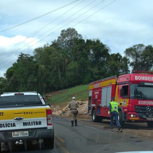 Caminhão tomba nas proximidades da ponte sobre o Rio Iracema