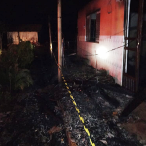 Residência é destruída por incêndio no interior de Riqueza