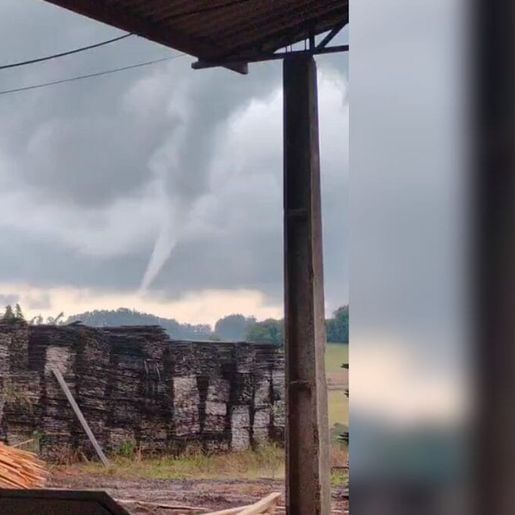 Nuvem funil se forma em SC em meio a alerta vermelho para temporais