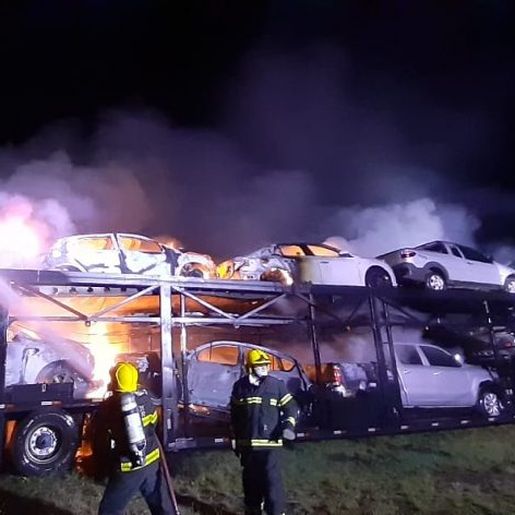 Vídeo: Carreta cegonha carregada pega fogo na BR 282