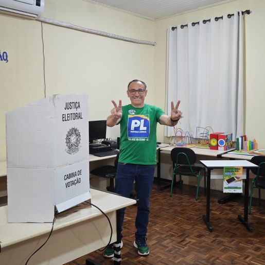 Candidato ao administrativo do partido liberal vota em São José do Cedro