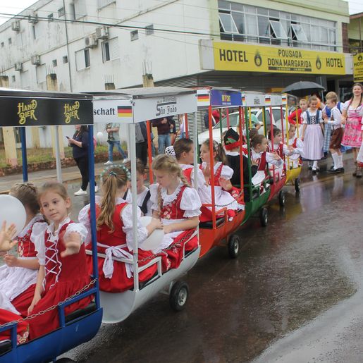 Desfile Típico reúne mais de 50 entidades na 15ª Deutsche Woche