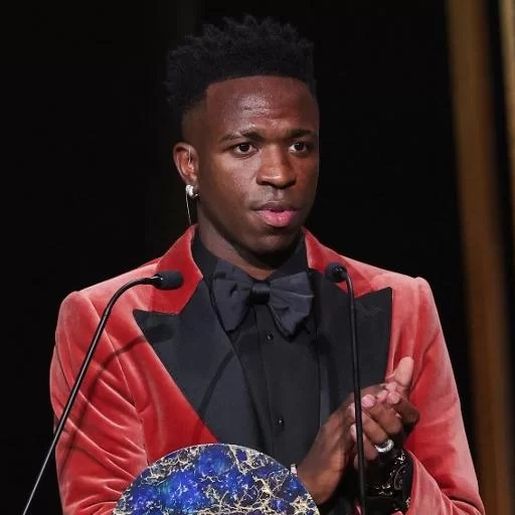 Vinicius Jr recebe Prêmio Sócrates por seu trabalho social