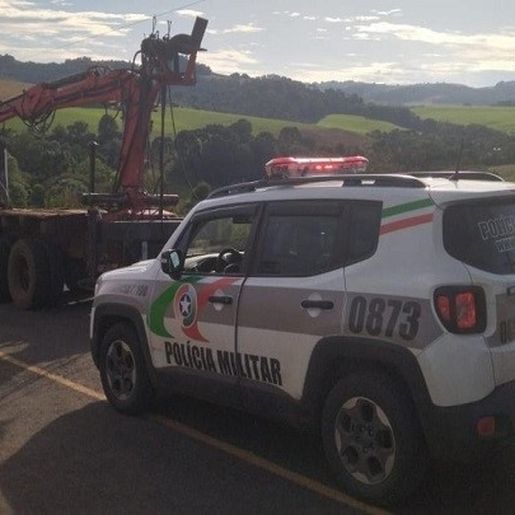 Motorista sem habilitação tenta se passar por irmão gêmeo