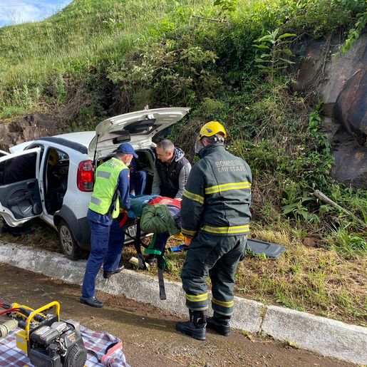 Condutor desvia de animal, sai da pista e se choca em pedras na BR-282