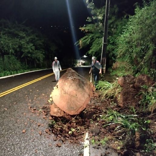 Fortes chuvas causam deslizamento de terra em Itapiranga