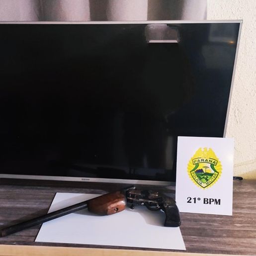 Em ocorrência de perturbação do sossego, homem recebe a polícia com arma na mão