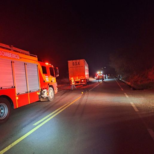 Jovem de 22 anos morre em acidente entre moto e caminhão na SC-157