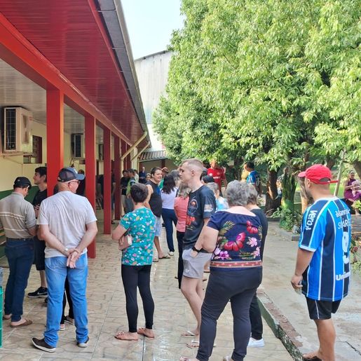 E.E.B.Padre Balduíno Rambo de Tunápolis registra fila de eleitores neste domingo