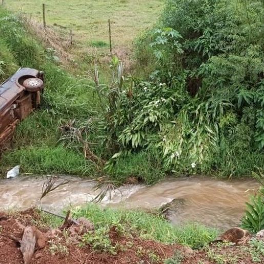 Homem fica ferido após carro sair da pista e cair às margens de riacho