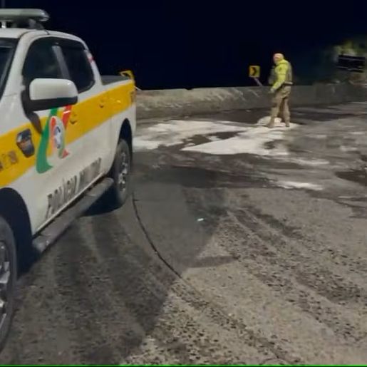 Serra do Rio do Rastro é interditada e sal é jogado na pista após congelamento