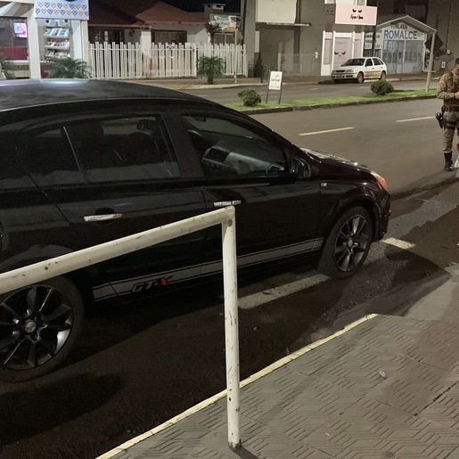 Colisão entre carro e moto deixa mulher ferida