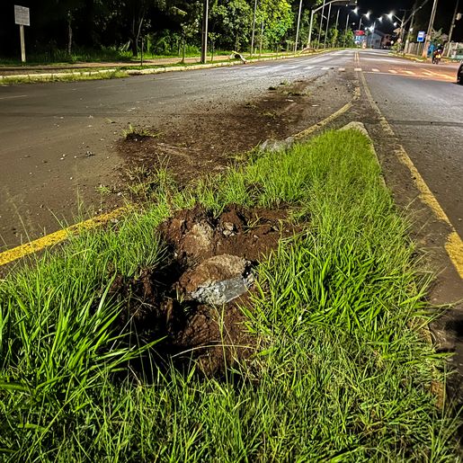 SMO: Motorista colide com o carro em placas de sinalização e abandona veículo