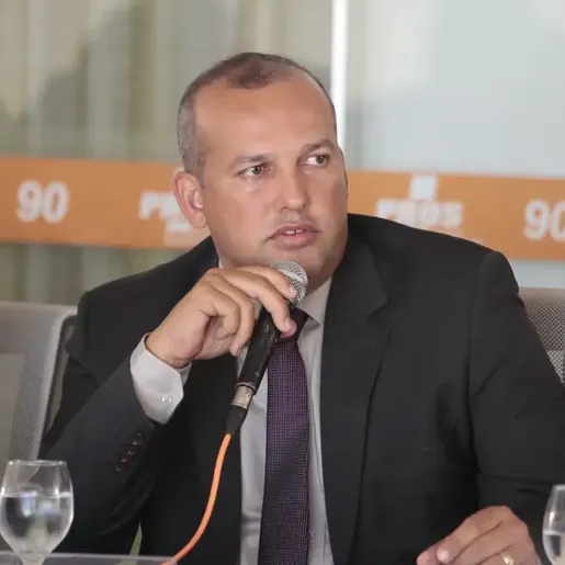 Presidente do Solidariedade entrega-se à PF após três dias foragido