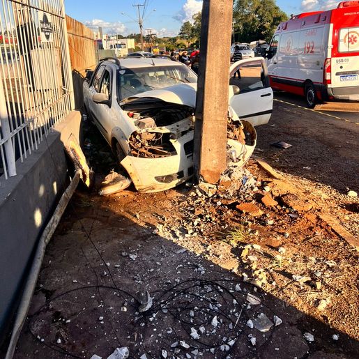 Homem fica ferido após colisão de carro contra poste na BR-163