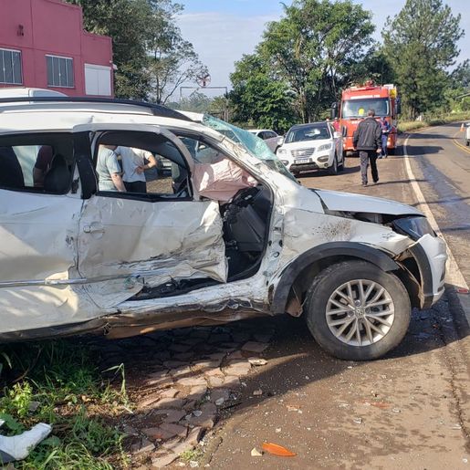 Motorista fica preso às ferragens em acidente na SC 163