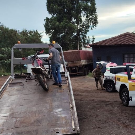 Homem flagrado com moto furtada recusa bafômetro, ameaça policiais e acaba preso