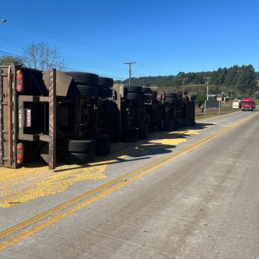 Tombamento de carreta na BR-163 em Guarujá do Sul deixa motorista ferido
