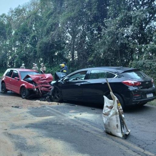 Motorista ultrapassa em local proibido, causa acidente e mata passageira em SC