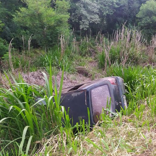 Homem e criança ficam feridos em capotamento na PR-158