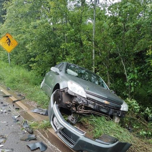 Dois veículos colidem de frente na SC-305