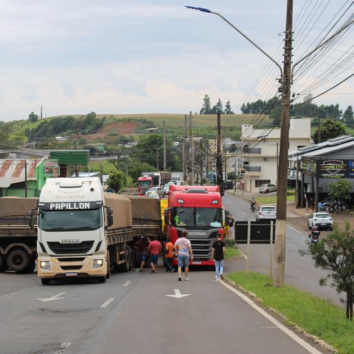 Carreta não consegue subir na Willy Barth e interdita trânsito em SMO