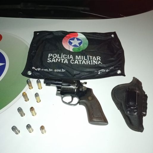 Homem embriagado é preso com arma ao ameaçar família em Sul Brasil