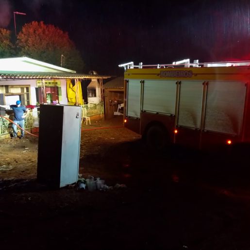 Três pessoas se intoxicam ao tentar conter incêndio em residência