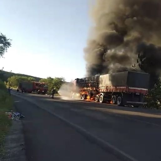 Incêndio atinge carreta na BR 282, em Descanso