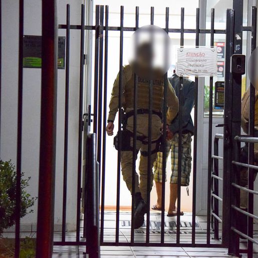 VÍDEO: Homem ajuda mulher dar entrada no HRTGB, a furta e acaba preso pela PM