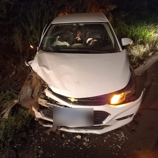 Violenta colisão entre dois carros é registrada na BR-282