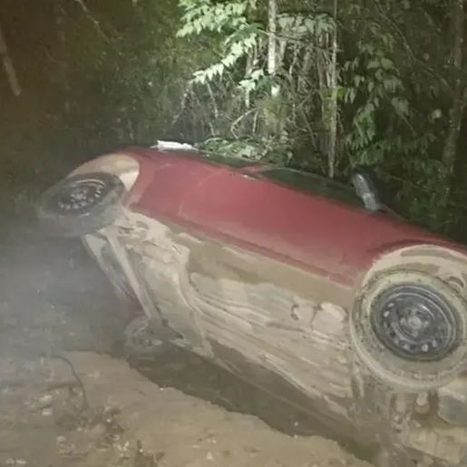 Motorista morre ao cair de ribanceira de 40 metros após sair de carro tombado em SC