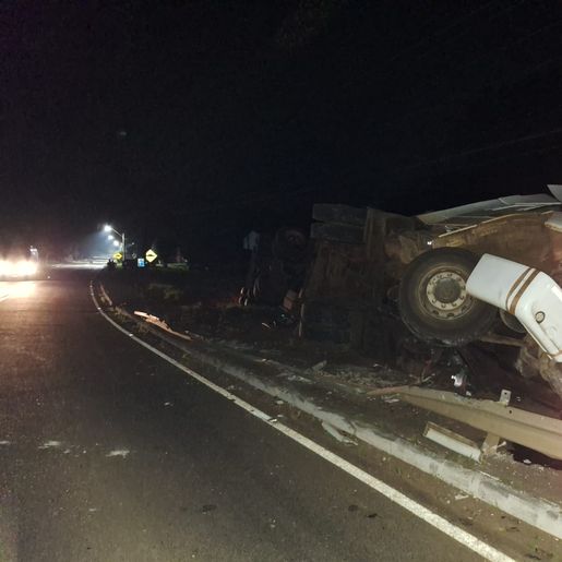 Carreta carregada com farinha tomba na SC-386 em Mondaí