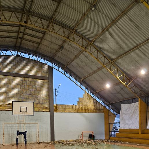 Parede de ginásio escolar desaba e fere crianças durante vendaval em Mondaí