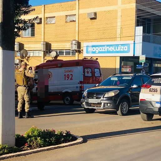 Atropelamento deixa duas mulheres feridas no centro de Itapiranga