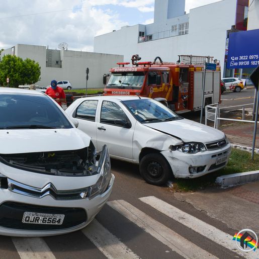 Colisão entre dois veículos é registrada no centro de SMOeste