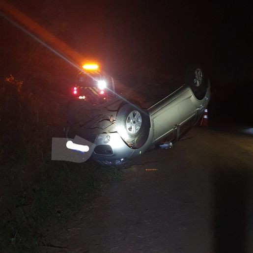 Capotamento de veículo deixa três pessoas feridas