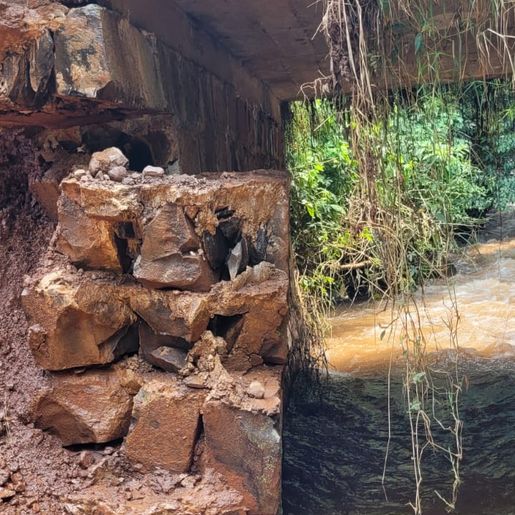 Ponte é destruída com as fortes chuvas em São José do Cedro