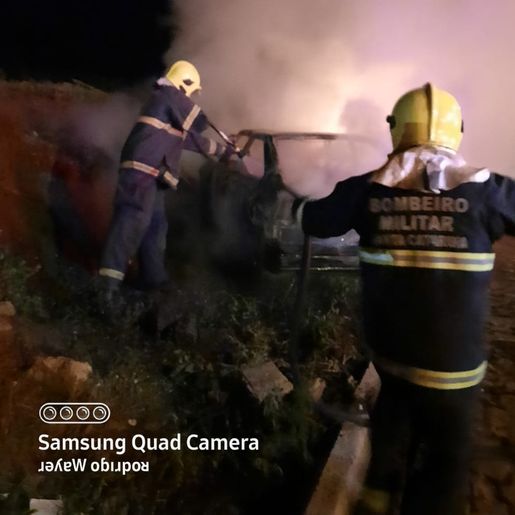 Carro é destruído por incêndio na cidade em Mondaí