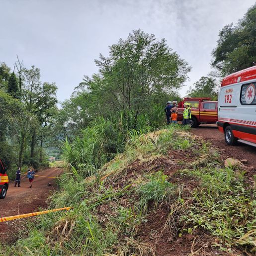 Carro cai em ribanceira e policial militar resgata criança, no interior de Itapiranga