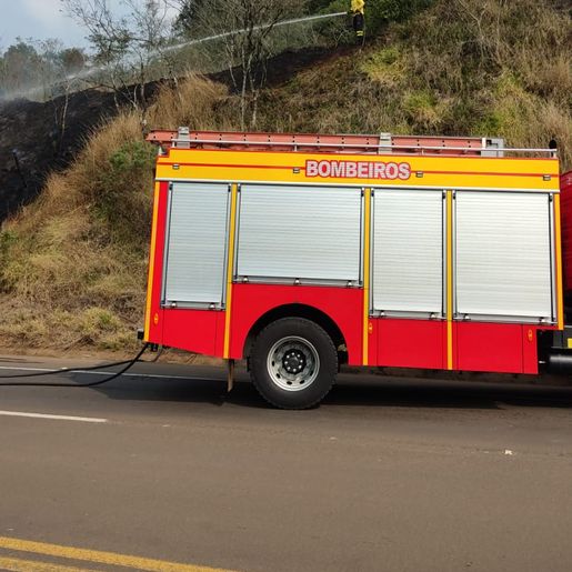 Incêndio em vegetação atinge caixa d'água e fios energizados em Campo Erê