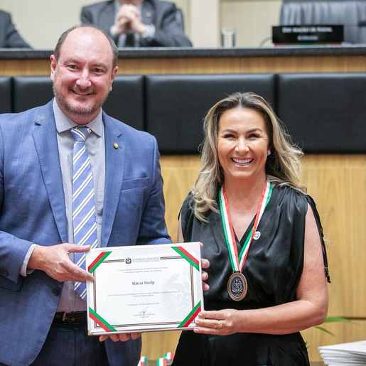 Empresária de São João do Oeste é homenageada com comenda do Legislativo